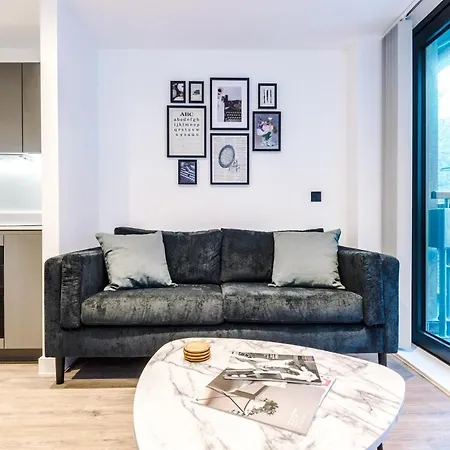 Hilltop Serviced - Piccadilly Apartment
