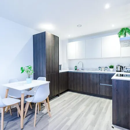 2 Bedroom Hosted By Halo Properties Apartment *