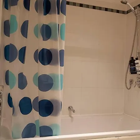 Nigh To Centre/arena/victoria/secure Parking Apartment *