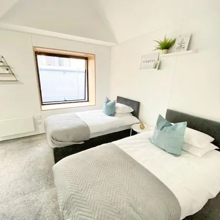 Large Townhouse 5 Beds With Two Parking Spaces - Centre * Manchester