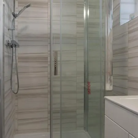 Gorgeous Ground Floor + Free Parking *