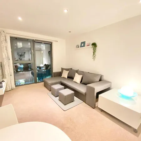 Modern Centre 2-bedroom Apartment