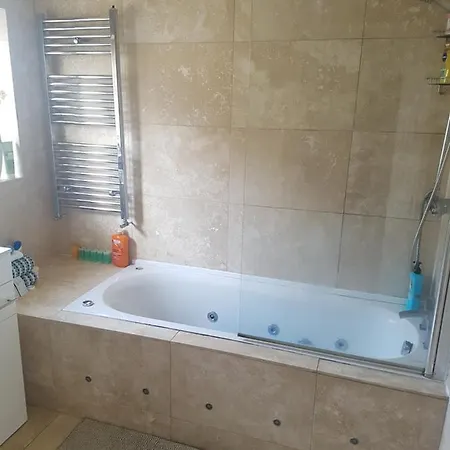 Homestay 8 Formby Road Salford *