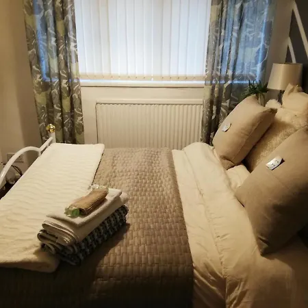 Homestay 8 Formby Road Salford *