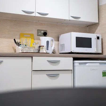 Ideally Situated Cosy Studio With Parking And Garden Apartment *