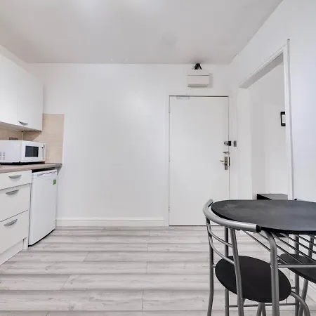 Apartment Ideally Situated Cosy Studio With Parking And Garden