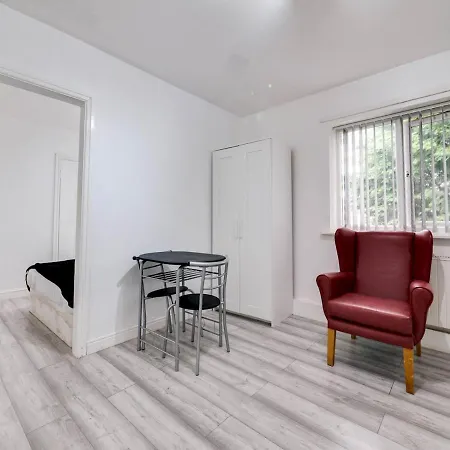 Apartment Ideally Situated Cosy Studio With Parking And Garden *