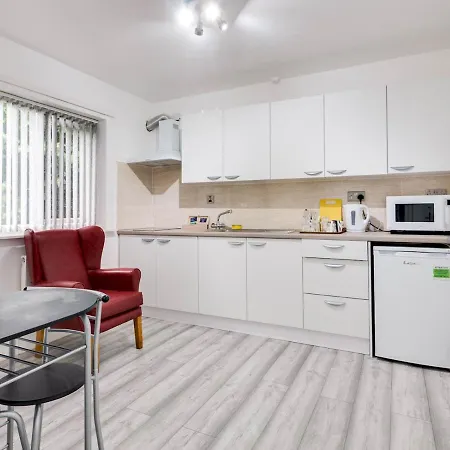 Apartment Ideally Situated Cosy Studio With Parking And Garden Manchester