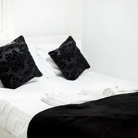 Ideally Situated Cosy Studio With Parking And Garden Apartment