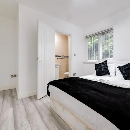 Ideally Situated Cosy Studio With Parking And Garden Manchester