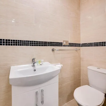 Ideally Situated Cosy Studio With Parking And Garden