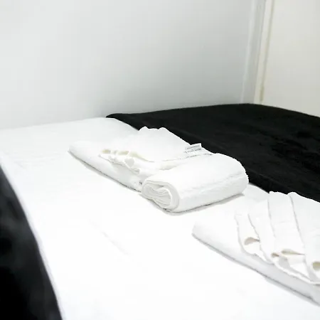 Ideally Situated Cosy Studio With Parking And Garden Manchester