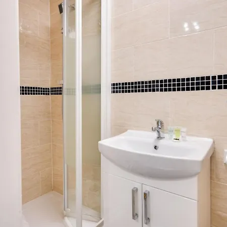 Ideally Situated Cosy Studio With Parking And Garden Apartment *