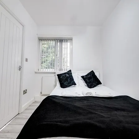 Ideally Situated Cosy Studio With Parking And Garden Apartment *
