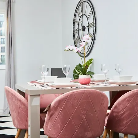The Exquisite Abode - Parking Manchester