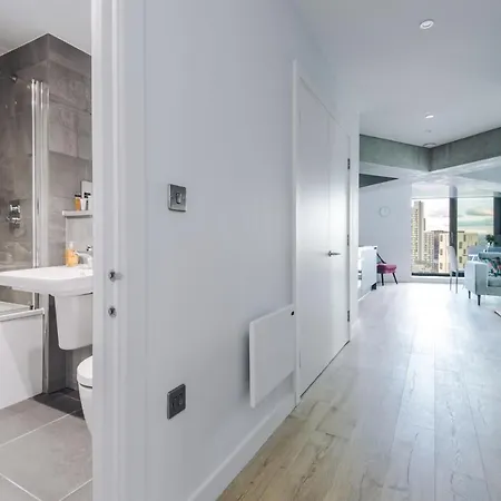 Hilltop Serviced - Deansgate Apartment *