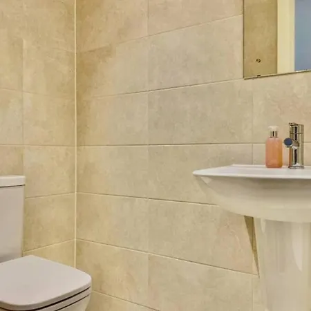 Stunning 2 Bed Apt-amazing Transport Links-sleeps5 *