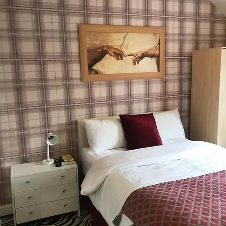 Rosewood Lodgings Special Offer For Student On Long Holiday home Manchester