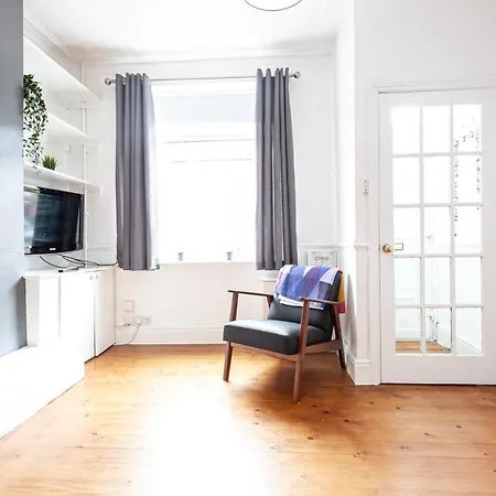 Chic 3 Bed House For Up To 6 People In The City Of *