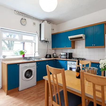 Chic 3 Bed House For Up To 6 People In The City Of Lägenhet *