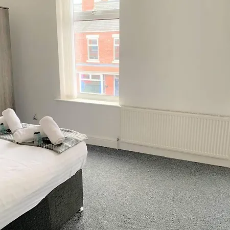 Trafford/manchester Modern 3 Bedroom House Slps 8 *