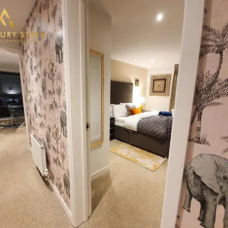 Fru Luxury Stays Serviced *simba* - 2 Bedroom Apartment, Sleeps 4. Gated Allocated Parking Manchester