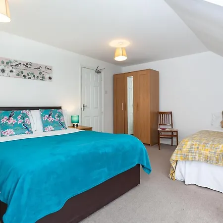 5 Bed House 15 Min From Manchester! With Free Parking! *