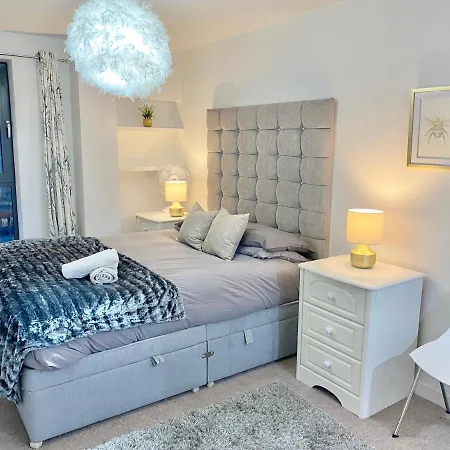 Modern Centre 2-bedroom Apartment *