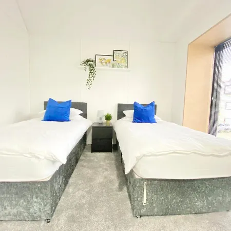 Large Townhouse 5 Beds With Two Parking Spaces - Centre Manchester