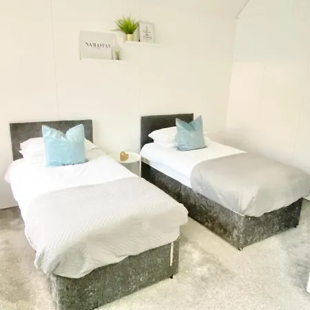 Large Townhouse 5 Beds With Two Parking Spaces - Centre Holiday home Manchester