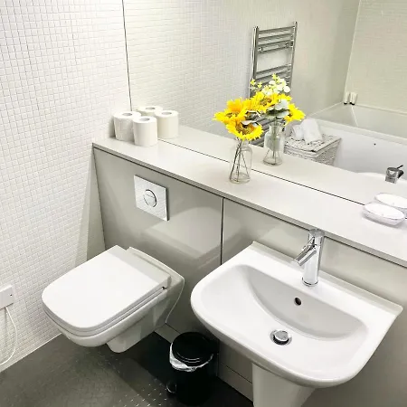 Large Townhouse 5 Beds With Two Parking Spaces - Centre Manchester