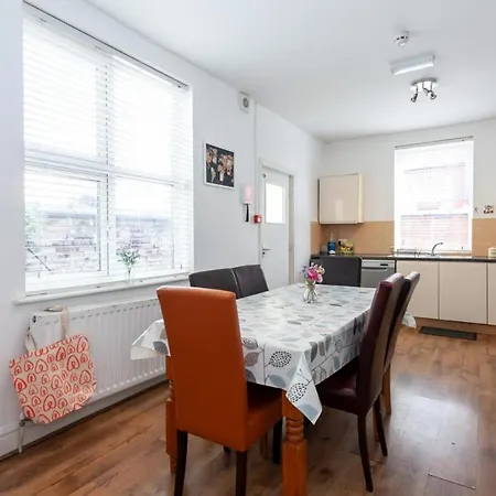 Holiday home 5 Bed House 15 Min From Manchester! With Free Parking!