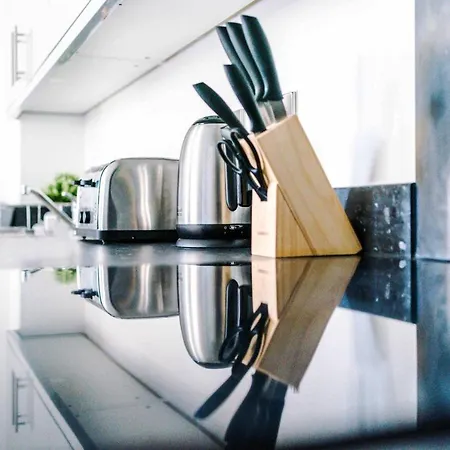 2 Bedroom Hosted By Mcr Dens *