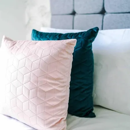 2 Bedroom Hosted By Mcr Dens