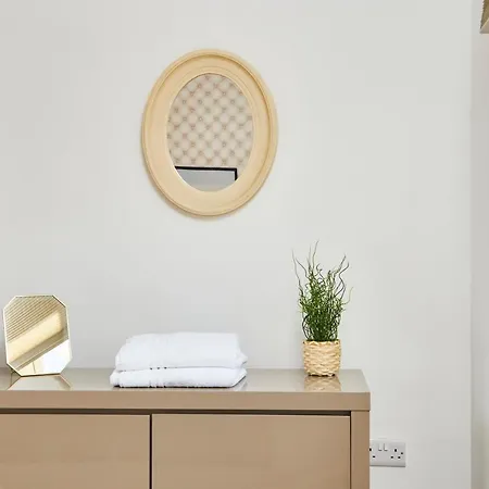 The Exquisite Abode - Parking Manchester