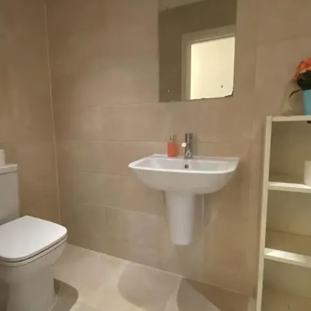 Bright&beautiful 2bed Apt - Free Parking - Sleeps5 *