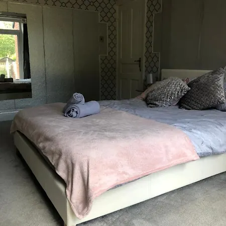 Luxury To * Манчестер