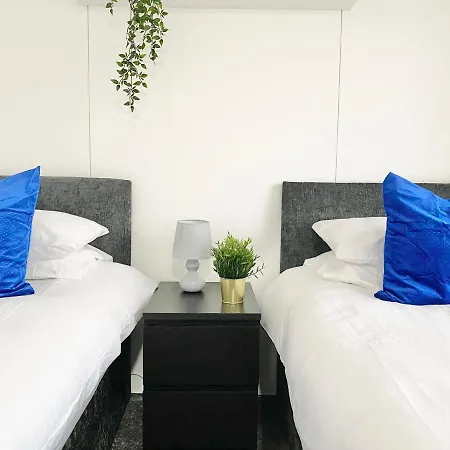 Large Townhouse 5 Beds With Two Parking Spaces - Centre Manchester