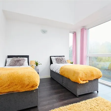 Large Abode - Parking - Garden - 4 Bedrooms Manchester