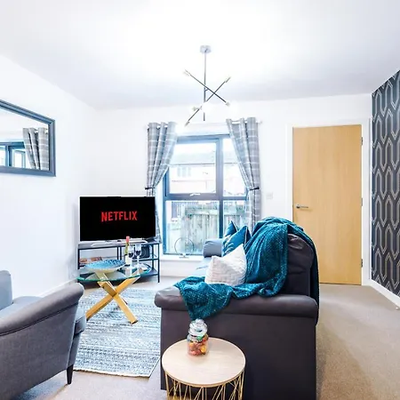The Stunning House On The Quays - 3 Bathrooms, Garden, Balcony, Parking