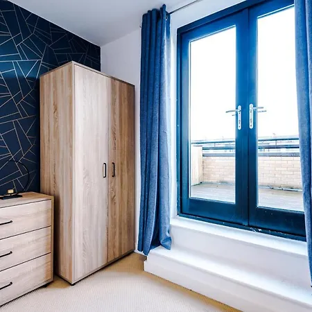 The Stunning House On The Quays - 3 Bathrooms, Garden, Balcony, Parking Holiday home