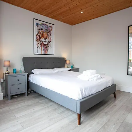 The Safari House - Your Ultimate Relaxation Destination * Manchester