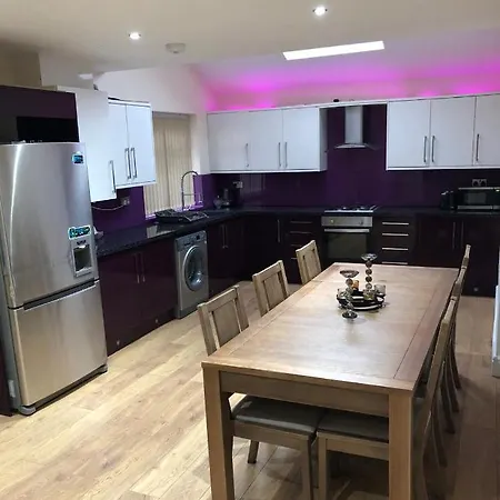 Luxury Room, Rusholme Free Parking And Wifi. Near Hospital And City Centre