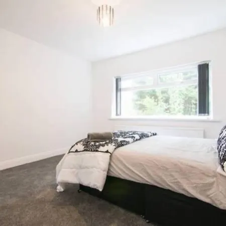 4 Bedroom House Next To City Centre Manchester