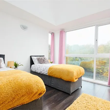 Villa Large Abode - Parking - Garden - 4 Bedrooms