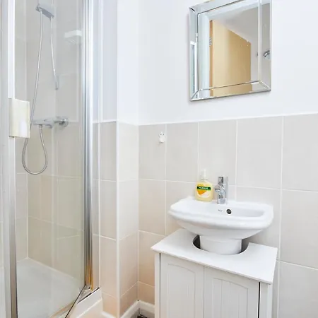 Large Abode - Parking - Garden - 4 Bedrooms *