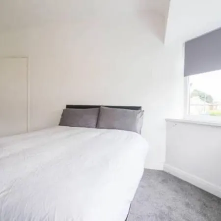 4 Bedroom House Next To City Centre Manchester