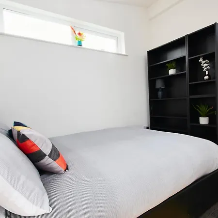 Large Abode - Parking - Garden - 4 Bedrooms Villa Manchester