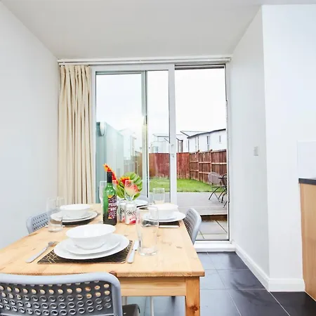 Villa Large Abode - Parking - Garden - 4 Bedrooms Manchester