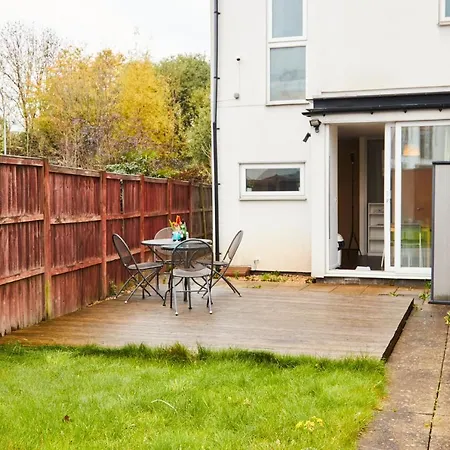 Large Abode - Parking - Garden - 4 Bedrooms Manchester